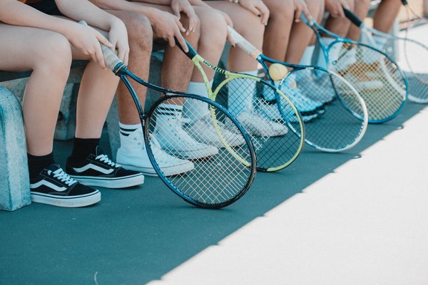 Comment choisir sa raquette et son matériel en fonction du sport pratiqué (tennis, badminton, etc.) ?